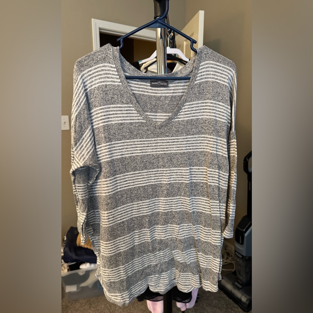 Market & Spruce Heathered Gray and White Knit Top